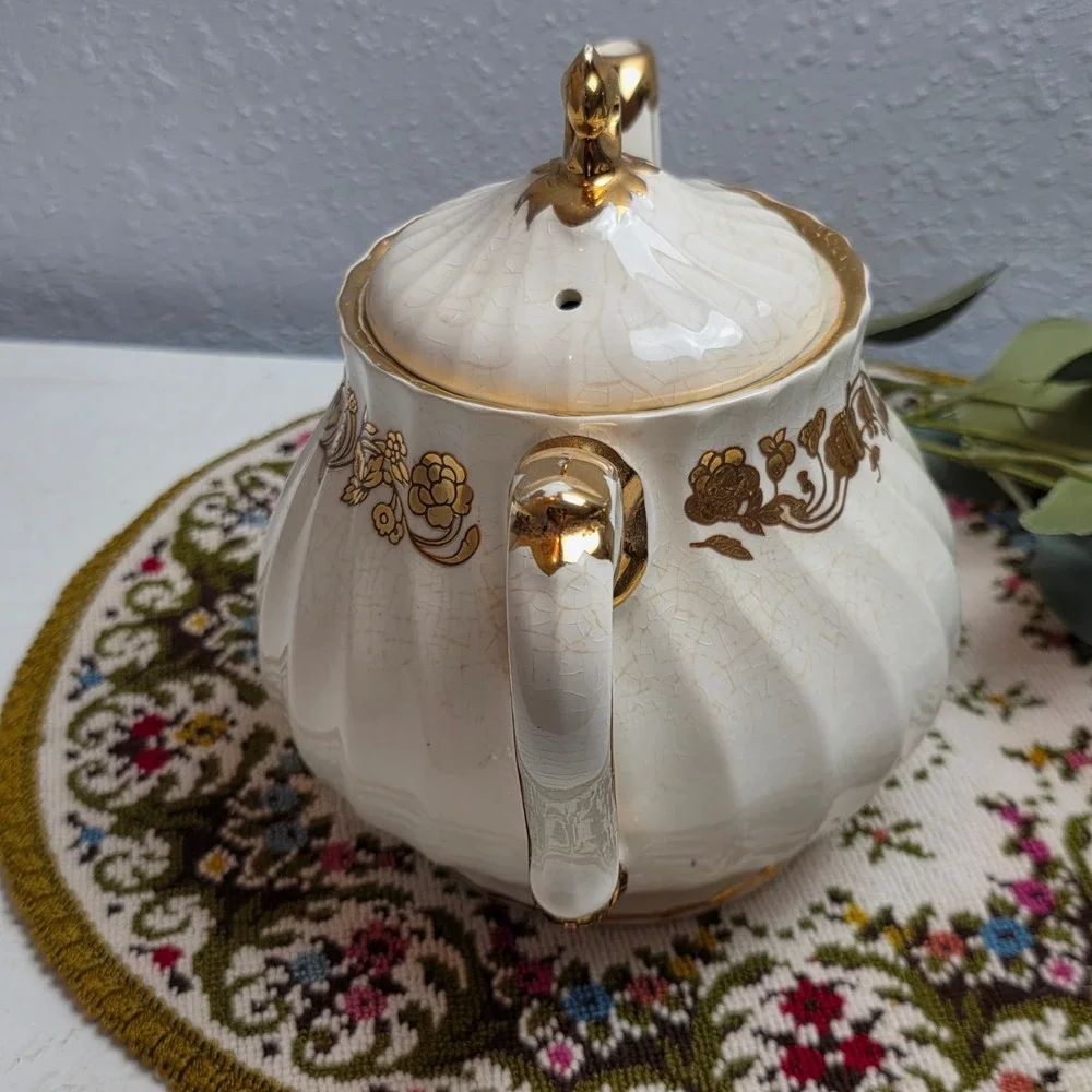 Vintage 1940s Sadler England Cream and Gold‎ Swirl Teapot Elegant Cottagecore